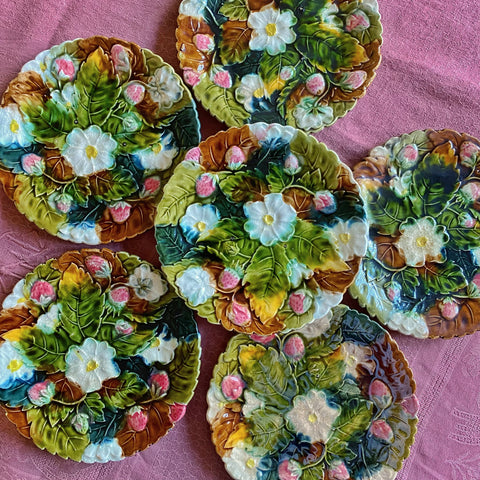 10 assiettes barbotine feuilles