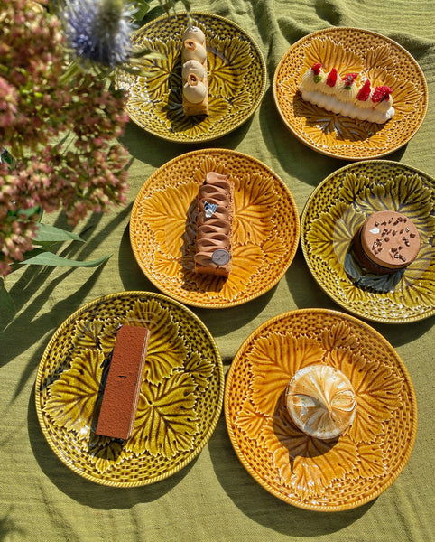 11 assiettes barbotine feuilles