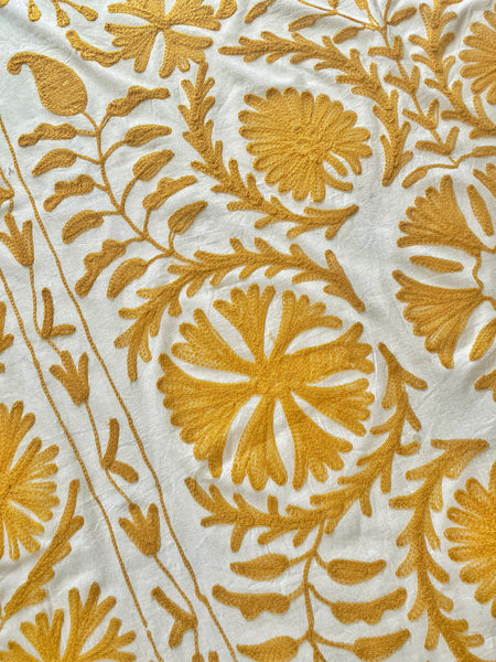 Nappe brodée or