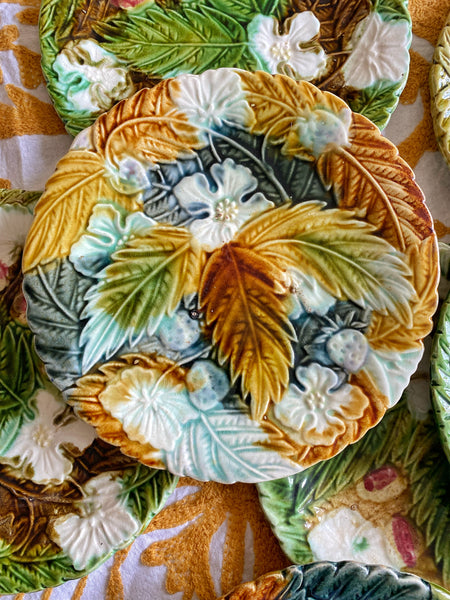 10 assiettes barbotine feuilles