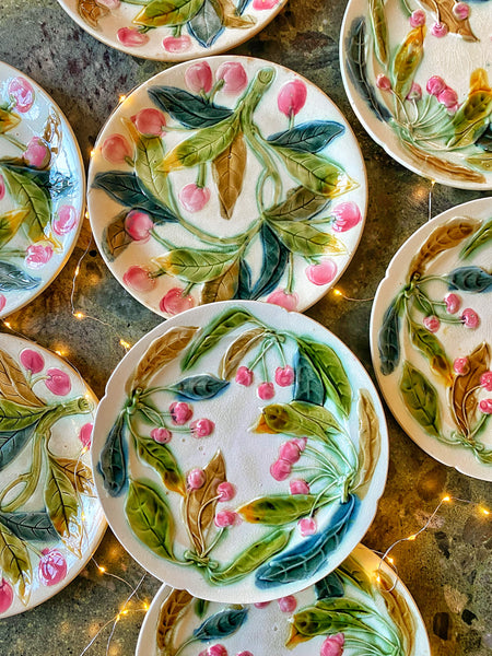 8 assiettes barbotine cerises
