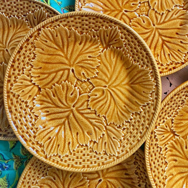 11 assiettes barbotine feuilles