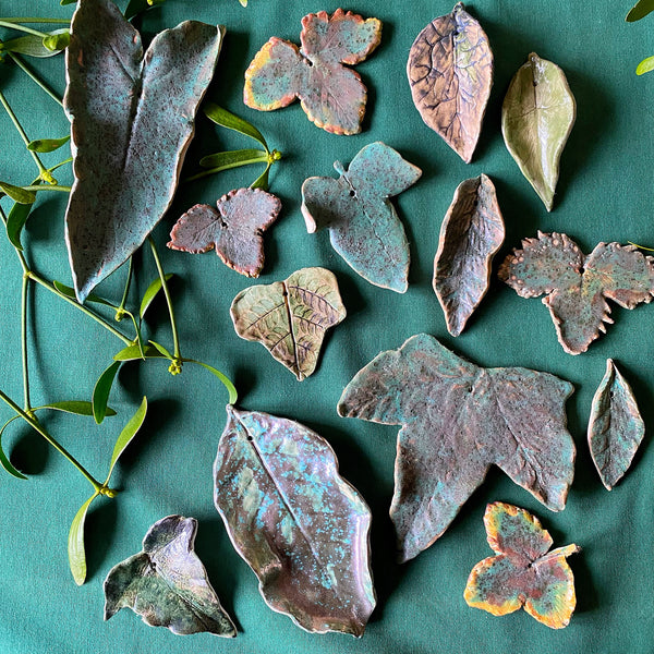 Lot de 14 feuilles émaillées