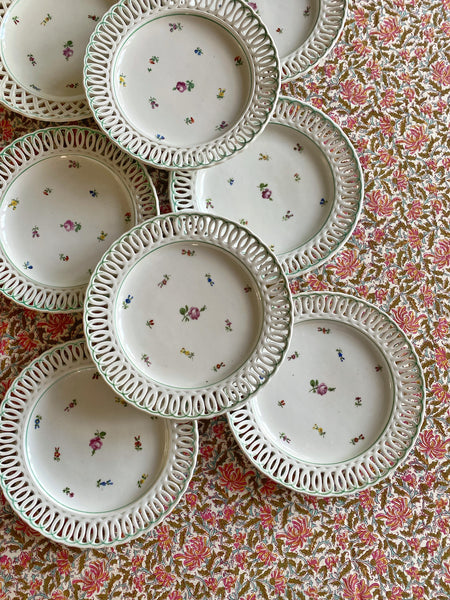 8 assiettes anciennes porcelaine