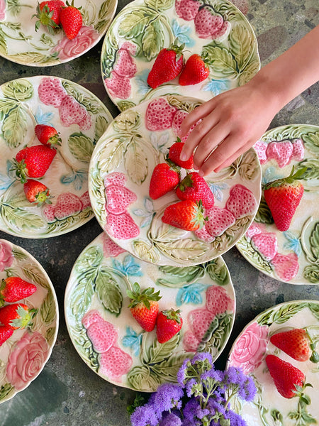 8 assiettes barbotine fraises et roses