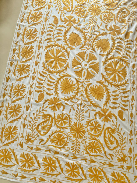 Nappe brodée or