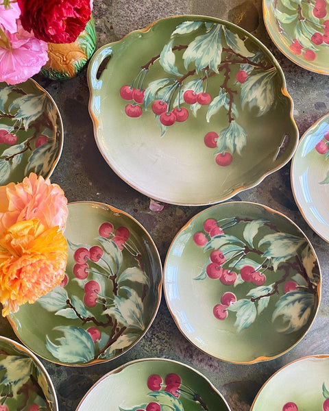 Ensemble plat et 12 assiettes Luneville modèle cerises