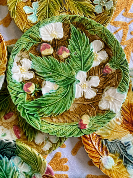 10 assiettes barbotine feuilles