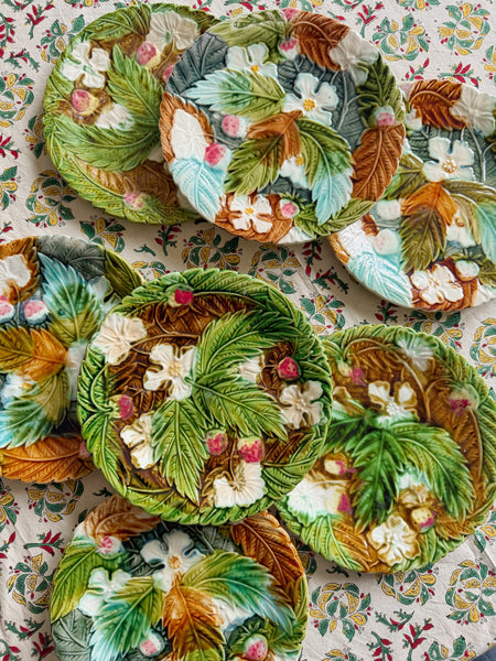 7 assiettes barbotine feuilles