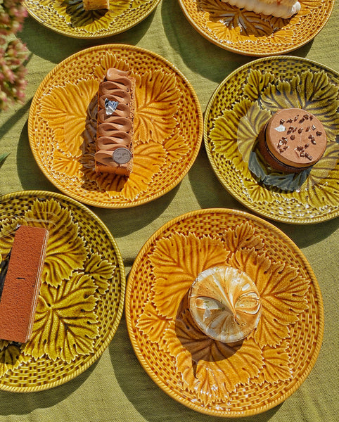 11 assiettes barbotine feuilles