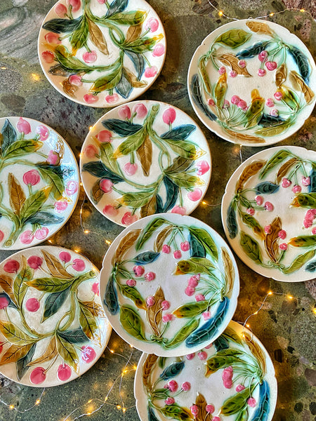 8 assiettes barbotine cerises