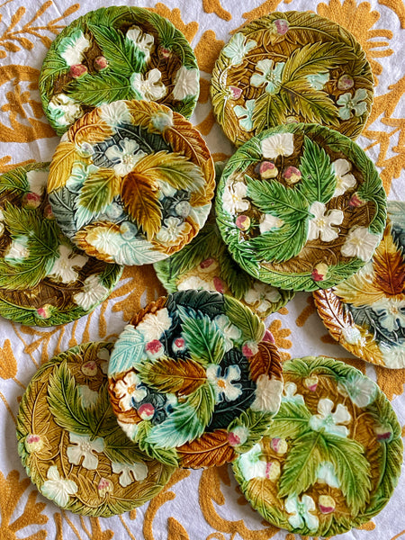 10 assiettes barbotine feuilles