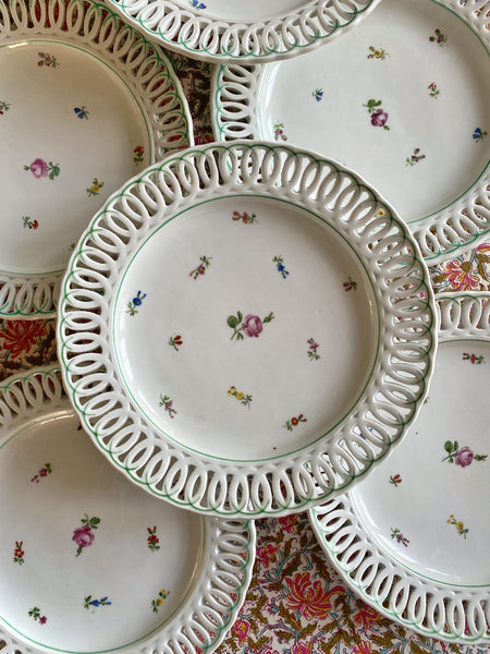 8 assiettes anciennes porcelaine