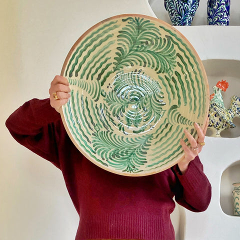 Grand plat ancien en terre cuite vernissée