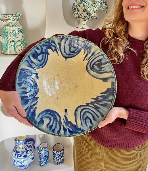 Grand plat ancien en terre cuite vernissée