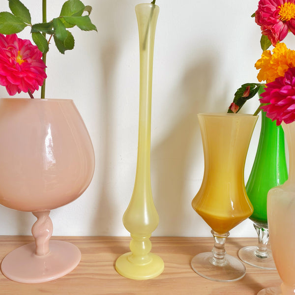 Vase opaline jaune