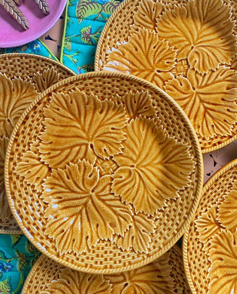 11 assiettes barbotine feuilles