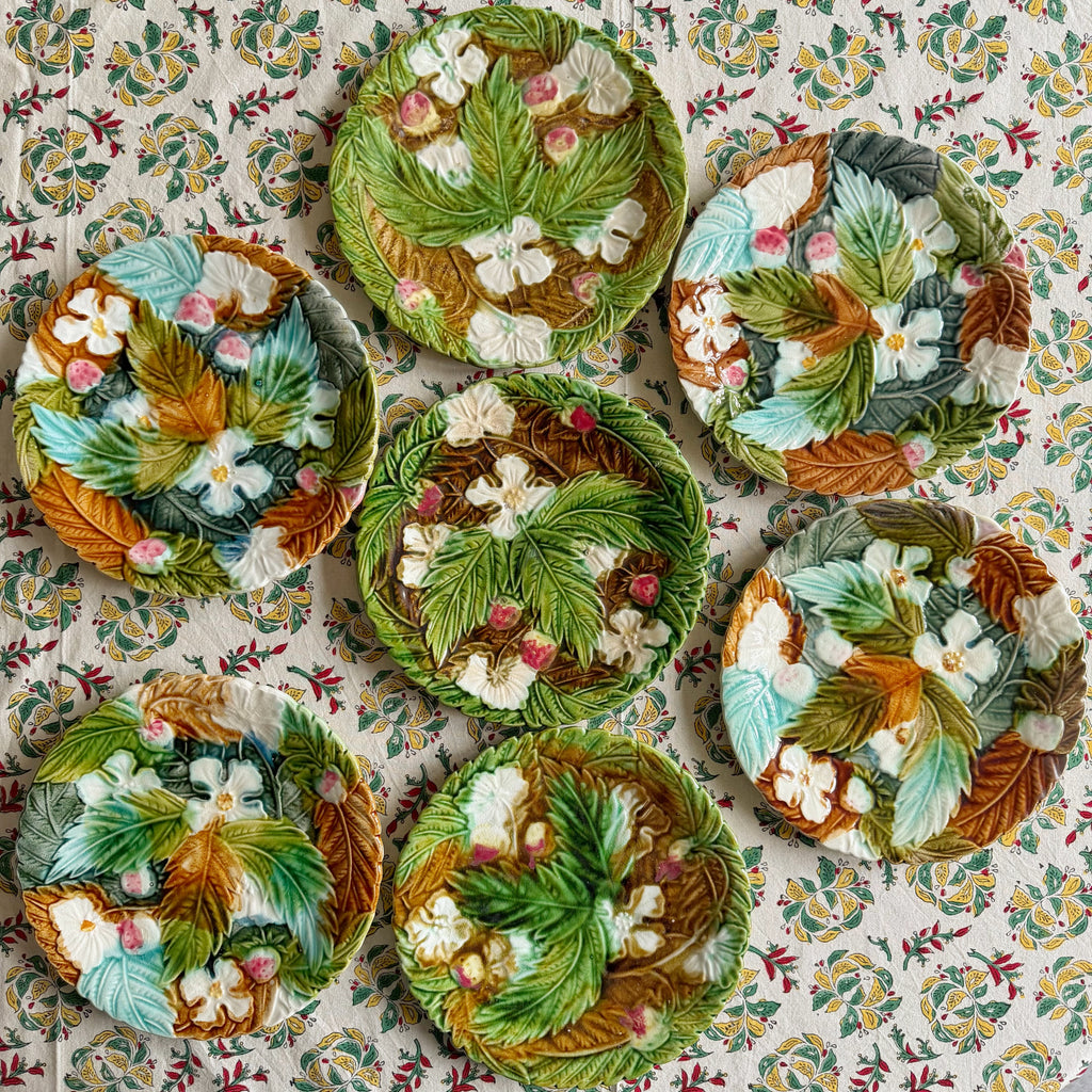 7 assiettes barbotine feuilles