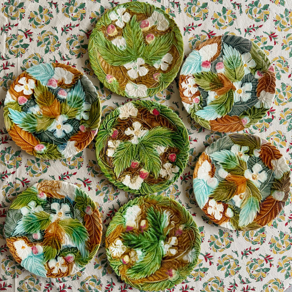 7 assiettes barbotine feuilles