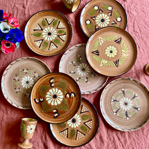 8 assiettes artisanales
