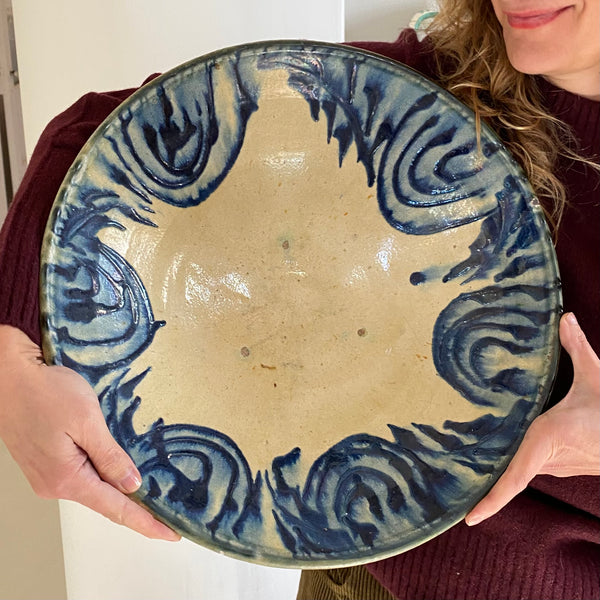 Grand plat ancien en terre cuite vernissée