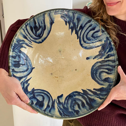 Grand plat ancien en terre cuite vernissée