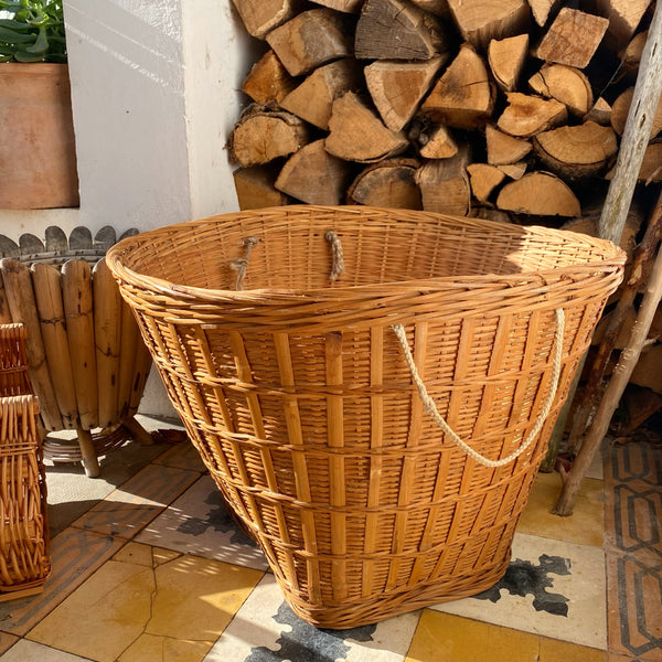 Panier géant en osier ancien