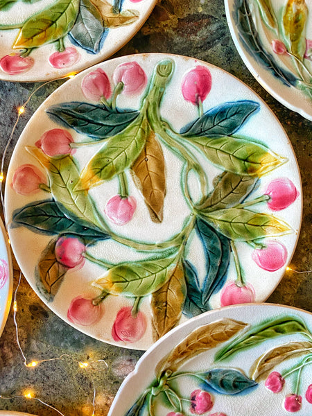 8 assiettes barbotine cerises