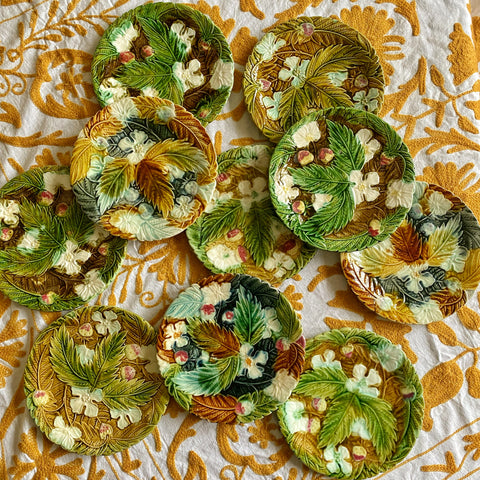 10 assiettes barbotine feuilles