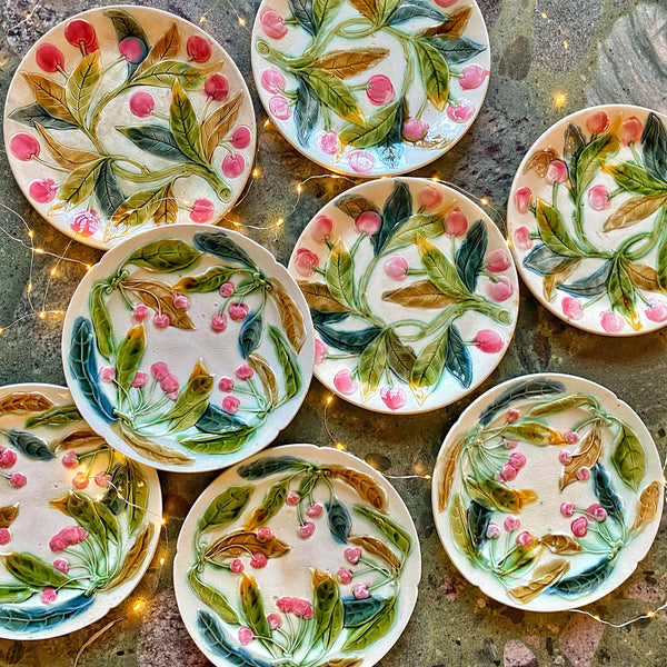 8 assiettes barbotine cerises