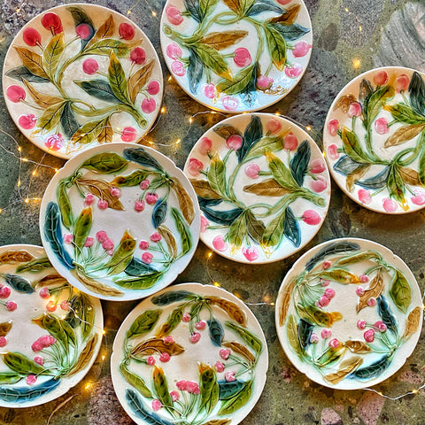 8 assiettes barbotine cerises