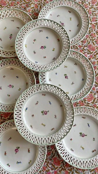 8 assiettes anciennes porcelaine