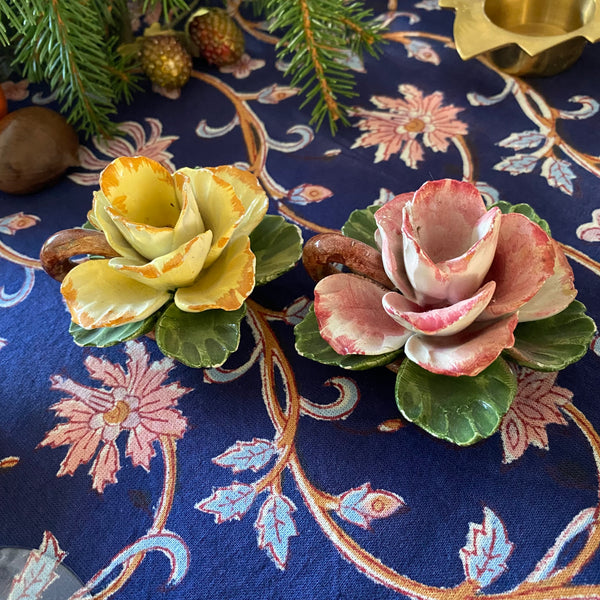 Paire de Bougeoirs fleur barbotine