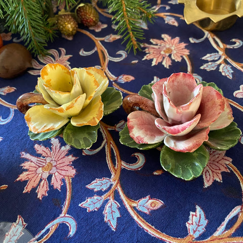 Paire de Bougeoirs fleur barbotine