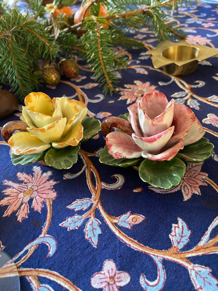 Paire de Bougeoirs fleur barbotine