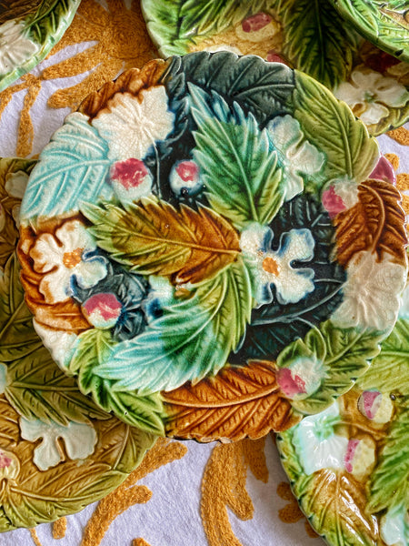 10 assiettes barbotine feuilles