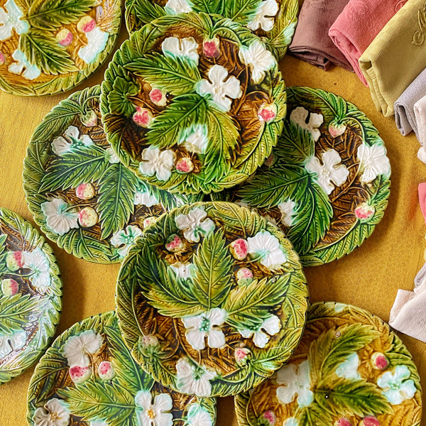 9 assiettes barbotine feuilles