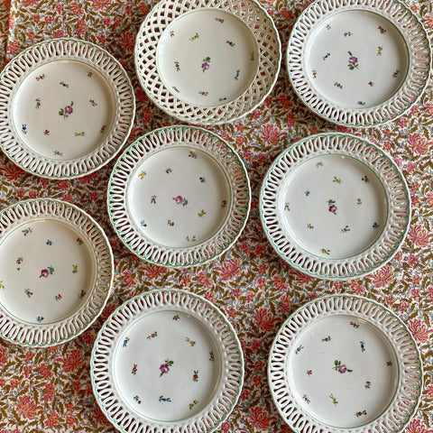 8 assiettes anciennes porcelaine