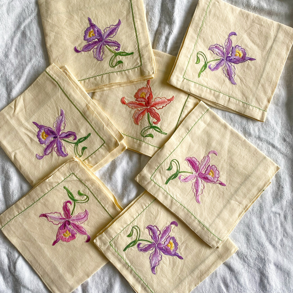 7 serviettes brodées orchidées