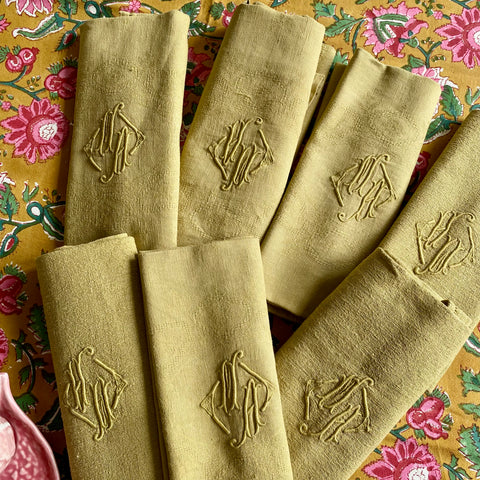 7 assiettes brodées coloris olive
