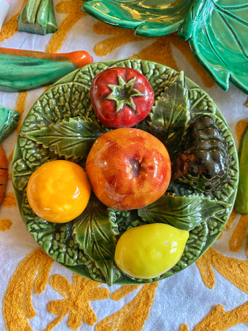 Assiette murale barbotine