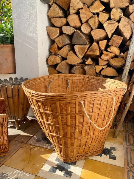 Panier géant en osier ancien