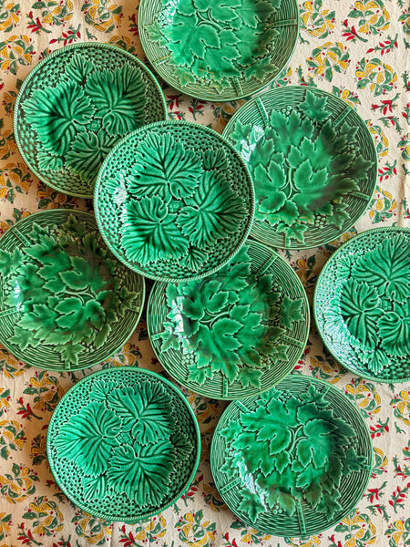 9 assiettes barbotine feuilles