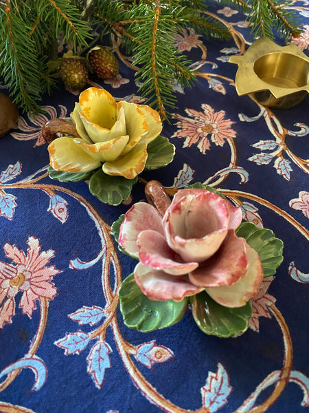 Paire de Bougeoirs fleur barbotine