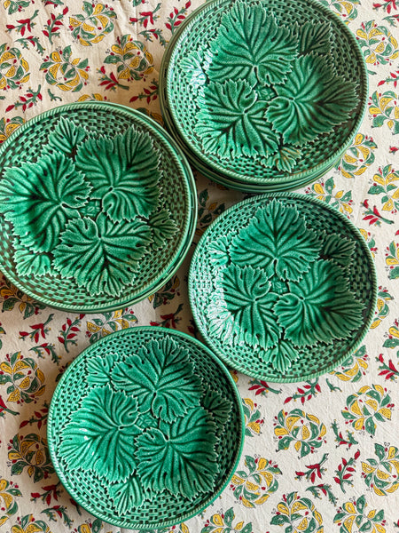 9 assiettes barbotine feuilles