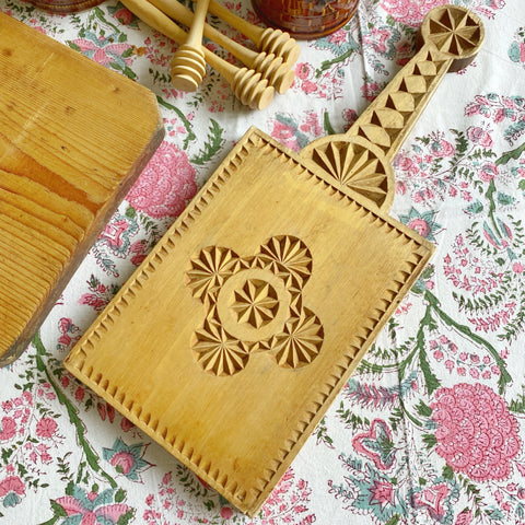 Planche en bois sculpté