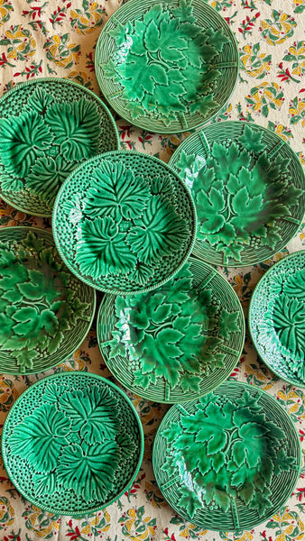 9 assiettes barbotine feuilles