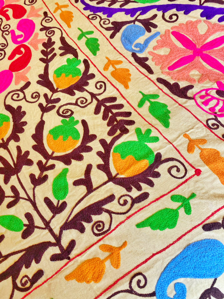 Suzani broderies colorées fond crème