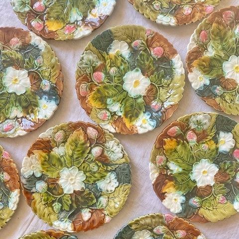 10 assiettes barbotine feuilles